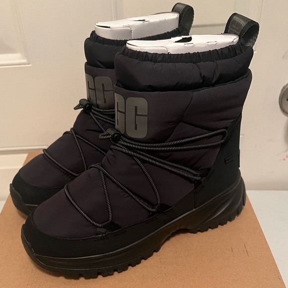 NEW Women’s UGG Genuine Shearling Lined Mid Puffer Boot Black - Picture 1 of 10